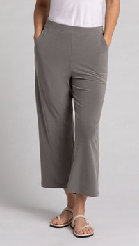 Nu Straight Leg Crop (Selected color on sale)